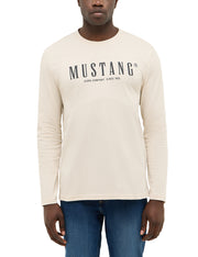 Bluză Asheville bej, față, purtată pe model, imprimeu cu textul „Mustang Jeans Company Since 1932” pe piept