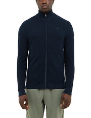 Cardigan Escondido bleumarin, față, purtat pe model cu pantaloni verzi