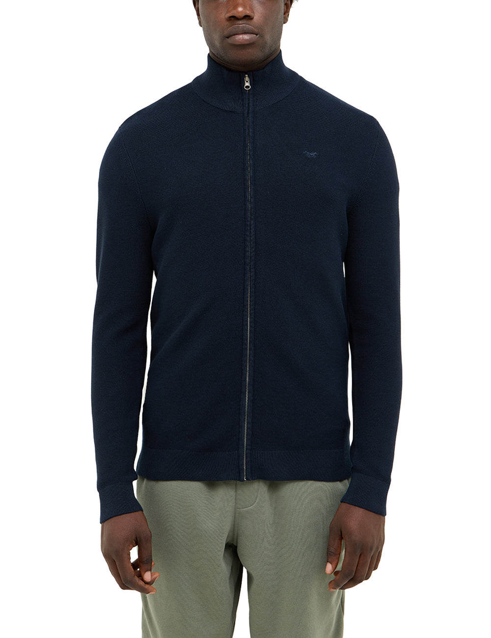 Cardigan Escondido bleumarin, față, purtat pe model cu pantaloni verzi