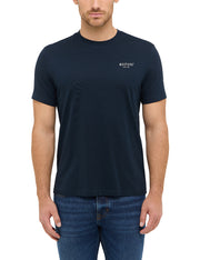 Tricou Austin albastru bleumarin, față, purtat pe model, logo text mic pe piept
