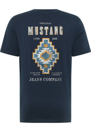 Tricou Austin albastru închis, spate, imprimeu mare cu motiv aztec și inscripția Mustang Jeans Company