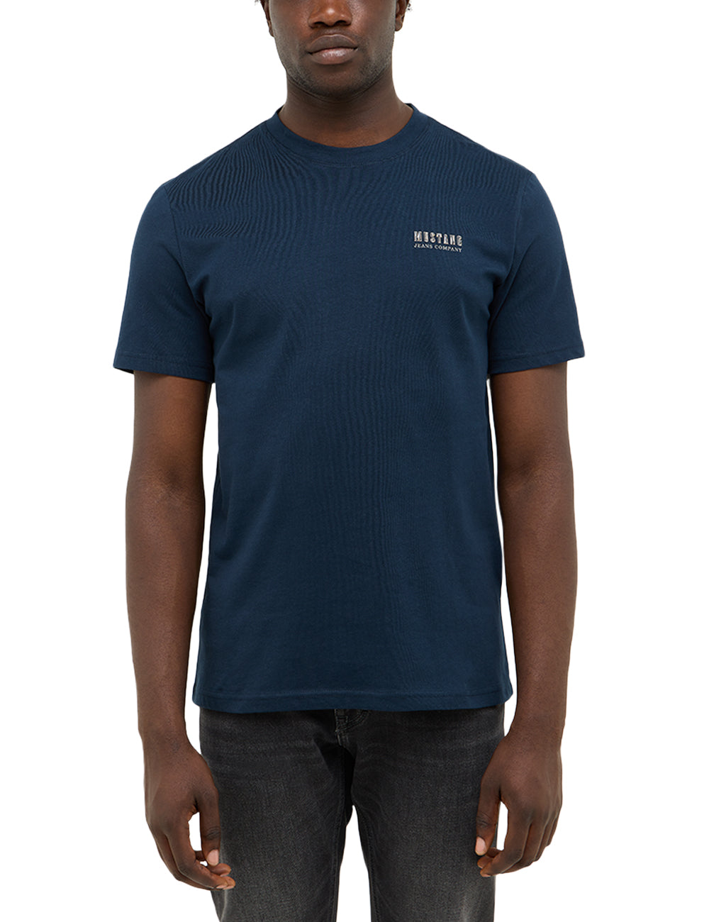 Tricou Austin albastru închis, față, purtat de model, logo mic pe piept