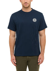 Tricou Akron albastru bleumarin, față, purtat pe model, siglă circulară albă pe piept
