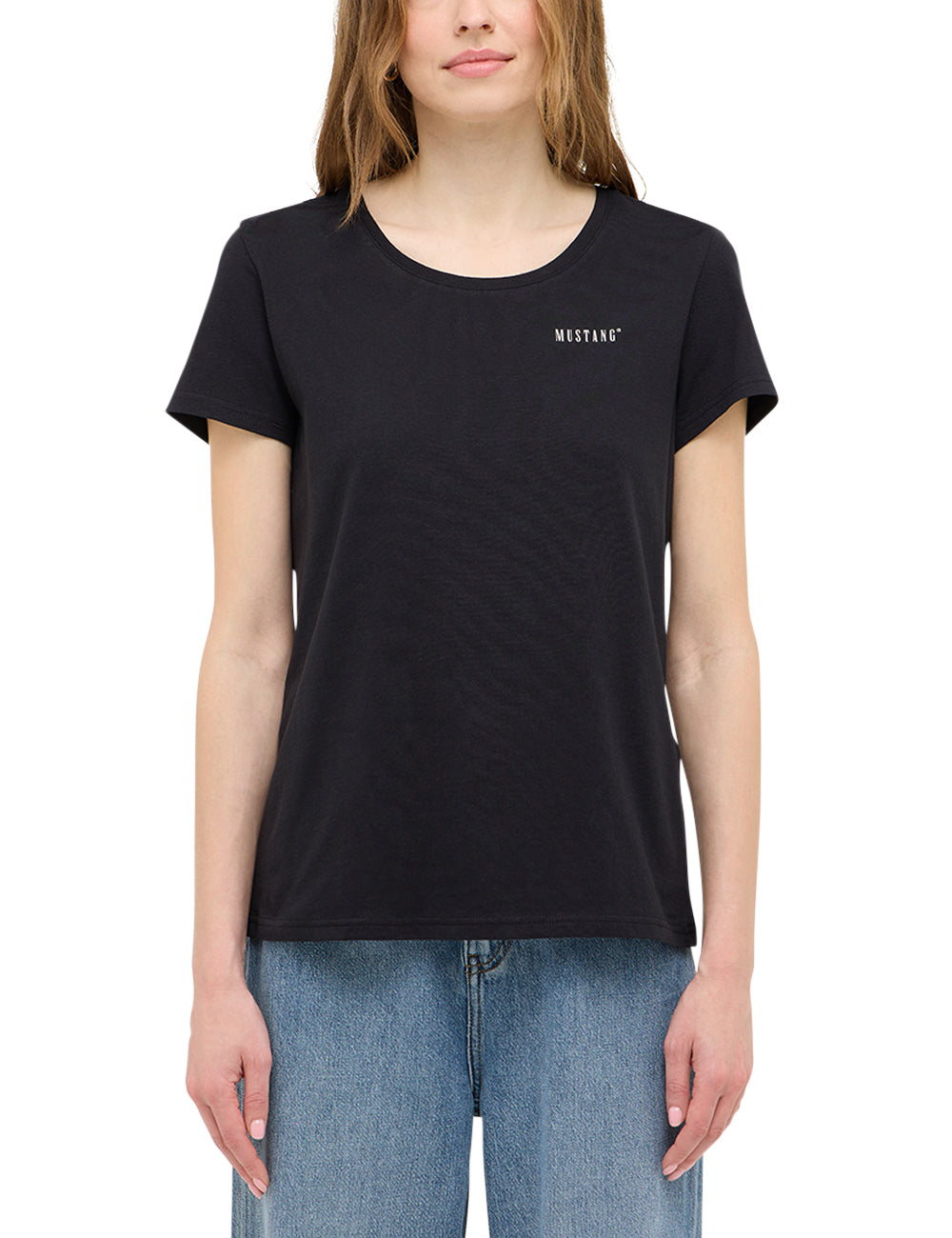 Tricou Alma negru, față, purtat cu blugi, logo mic „Mustang” alb pe piept