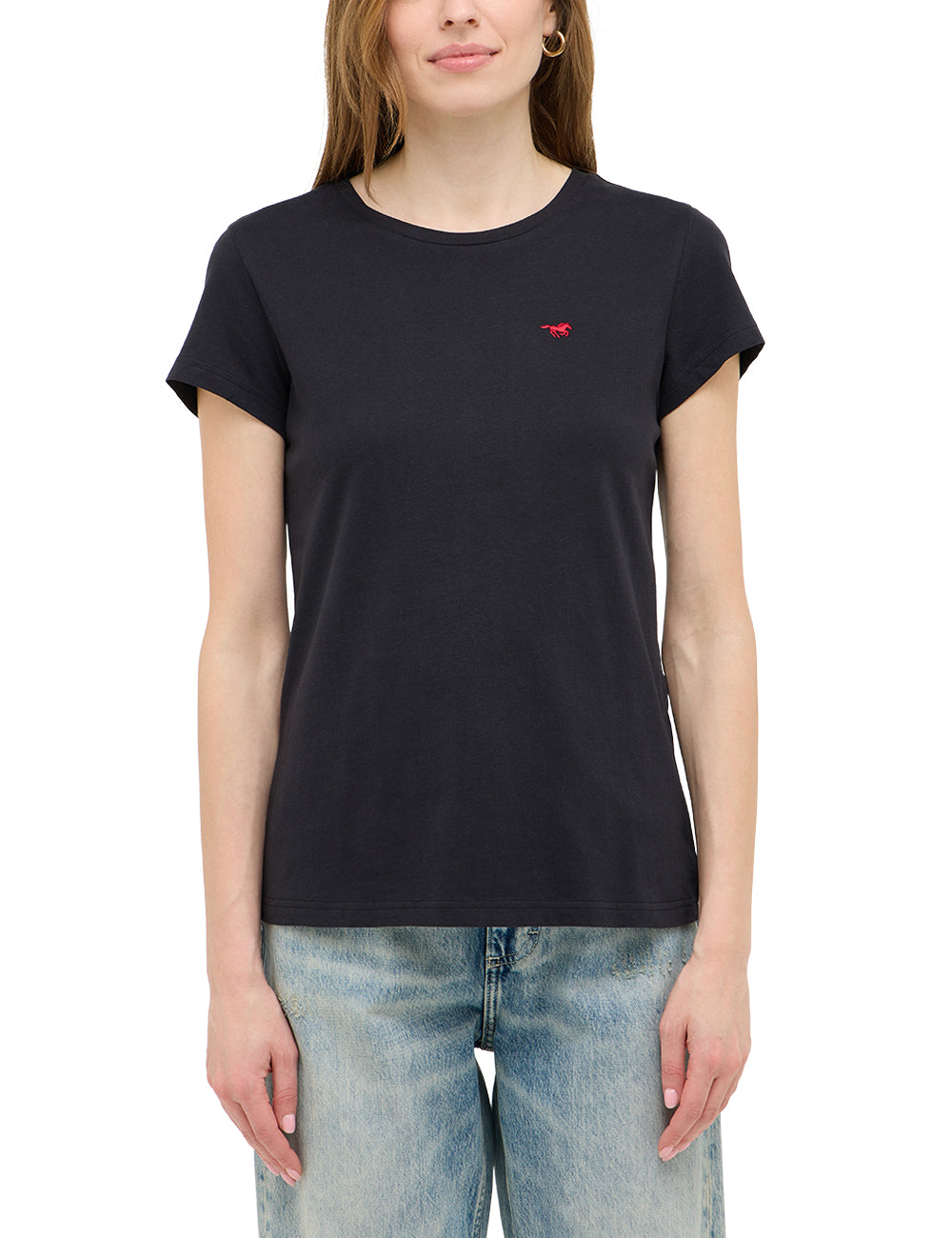 Tricou Loa negru, față, purtat, guler rotund cu siglă brodată cu cal pe piept