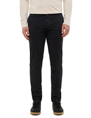 Pantaloni Daytona Chino negru, față, pe model, croi slim cu buzunare oblice