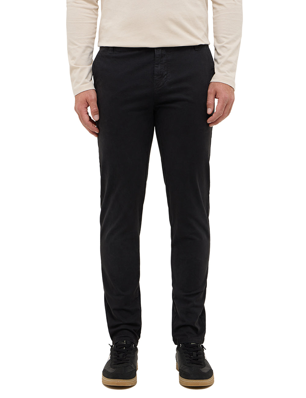 Pantaloni Daytona Chino negru, față, pe model, croi slim cu buzunare oblice