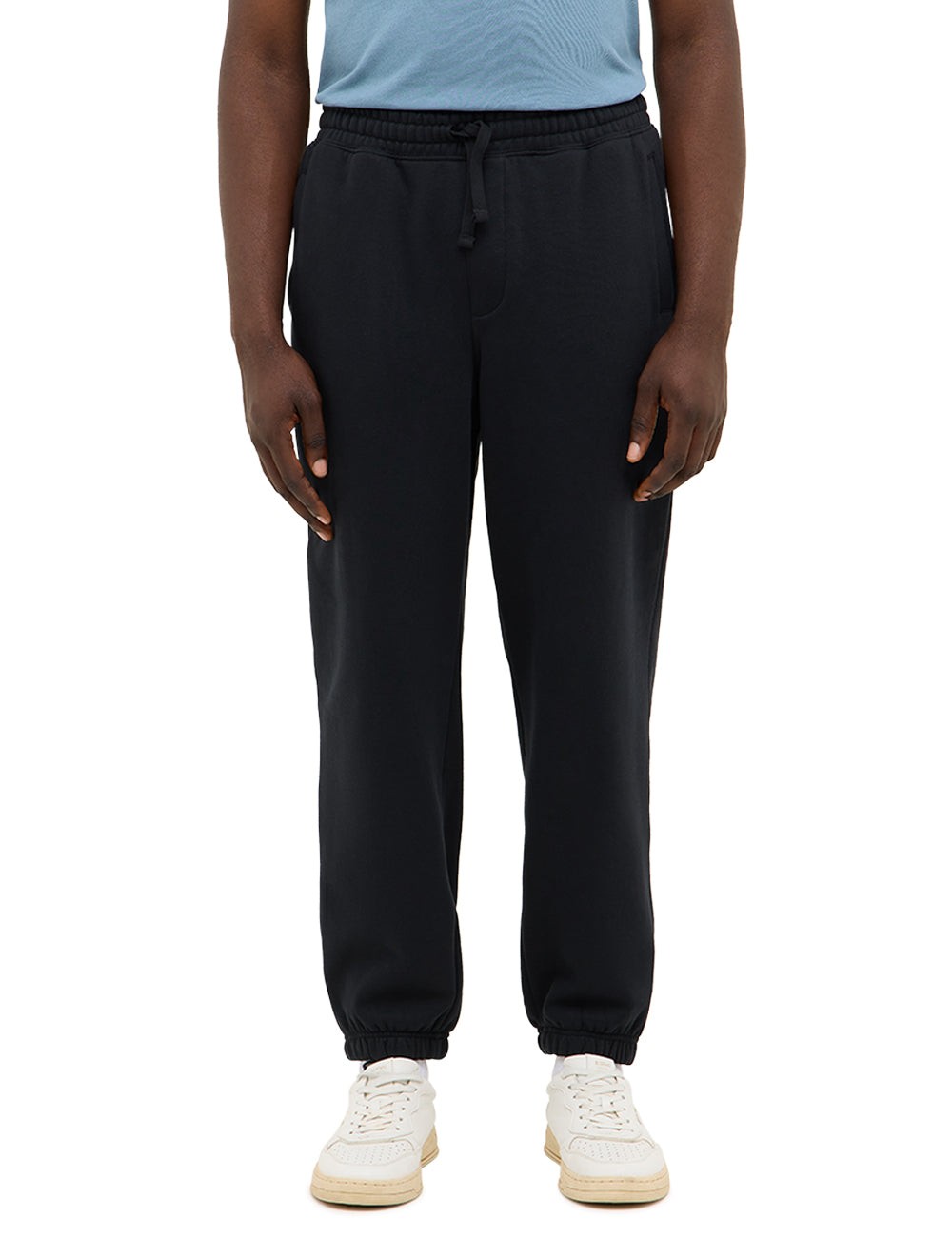 Pantaloni Logan negru, față, purtați, talie elastică cu șnur, manșete elastice la gleznă