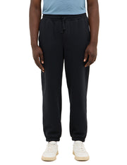 Pantaloni Logan negru, față, purtați, talie elastică cu șnur, manșete elastice la gleznă