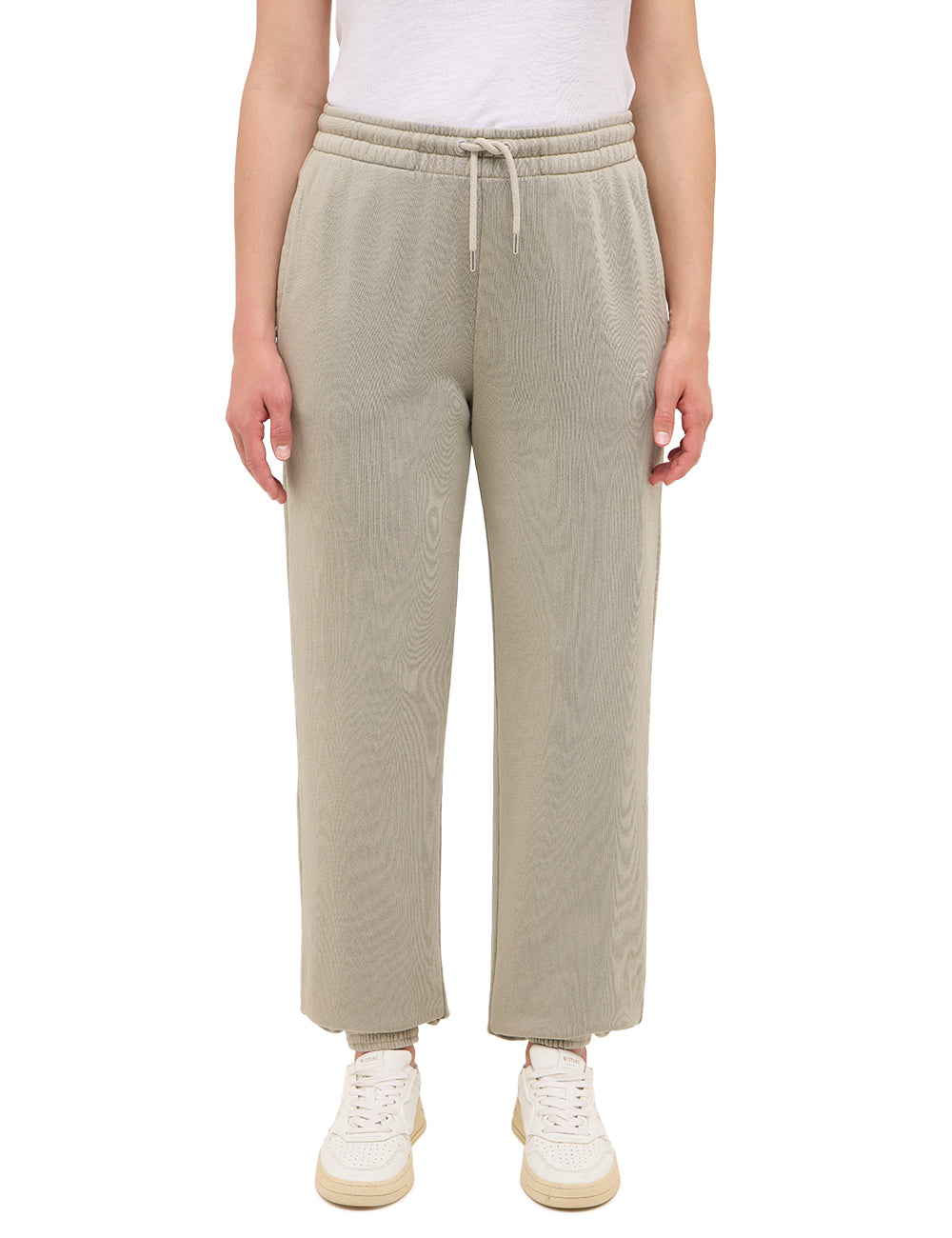 Pantaloni Regular Nucia gri-bej, față, purtați pe model, talie elastică cu șnur și croială dreaptă