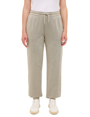 Pantaloni Regular Nucia gri-bej, față, purtați pe model, talie elastică cu șnur și croială dreaptă