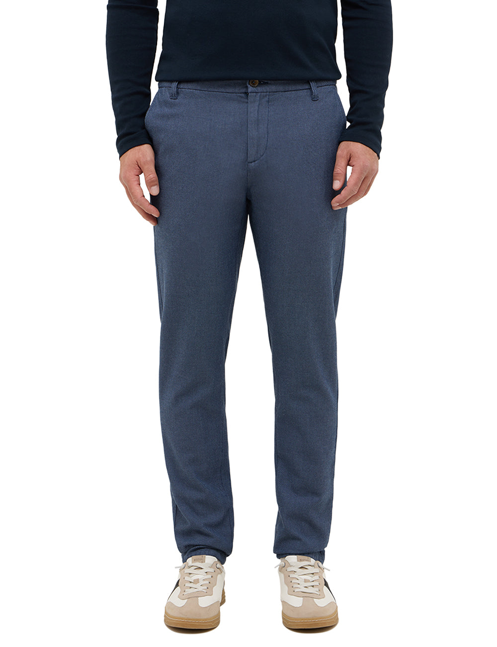 Pantaloni Daytona Chino albastru, față, pe model, croi slim cu buzunare oblice