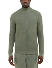 Cardigan Escondido verde deschis, față, purtat pe model cu pantaloni verzi