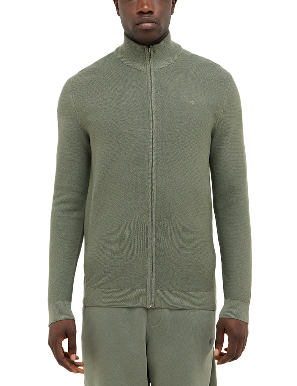 Cardigan Escondido verde deschis, față, purtat pe model cu pantaloni verzi