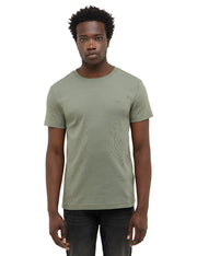 Tricou Allen verde kaki, față, purtat pe model