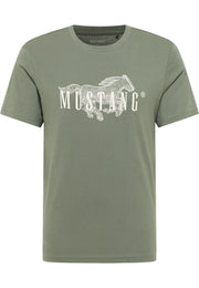 Tricou Austin verde kaki, față, imprimeu mare cu cal și cuvântul „Mustang” pe piept