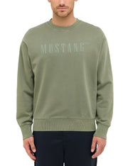 Bluză Relaxed Auburn verde kaki, față, purtată de model, logo „MUSTANG” pe piept