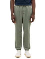 Pantaloni Logan verde, față, purtați, pantaloni jogger cu buzunare laterale