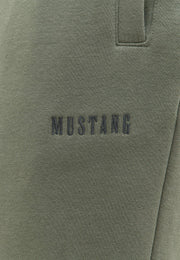 Pantaloni Logan verde, detaliu, logo brodat Mustang pe piciorul stâng și buzunar lateral