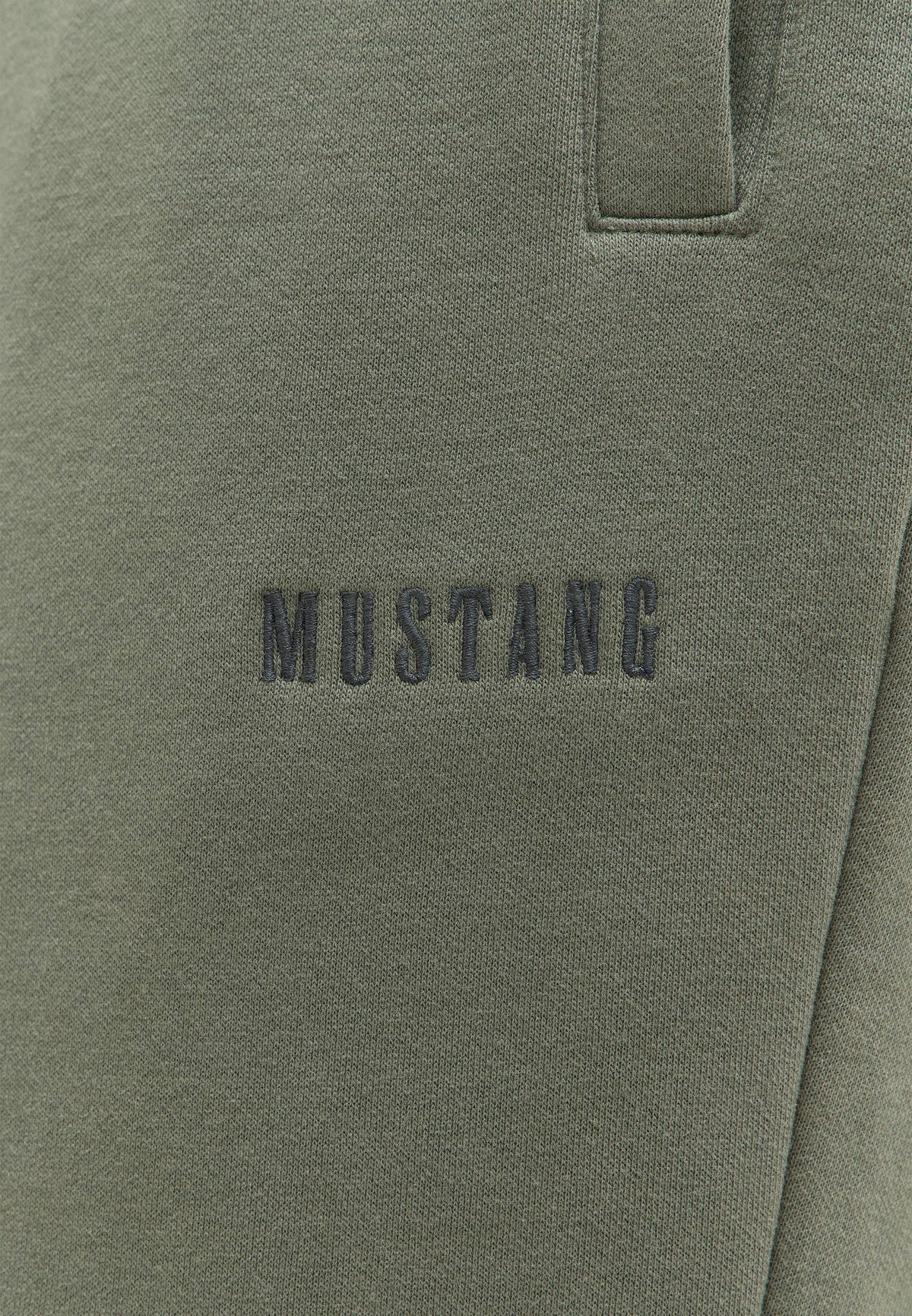 Pantaloni Logan verde, detaliu, logo brodat Mustang pe piciorul stâng și buzunar lateral