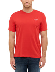 Tricou Austin roșu, față, purtat pe model, logo text mic pe piept