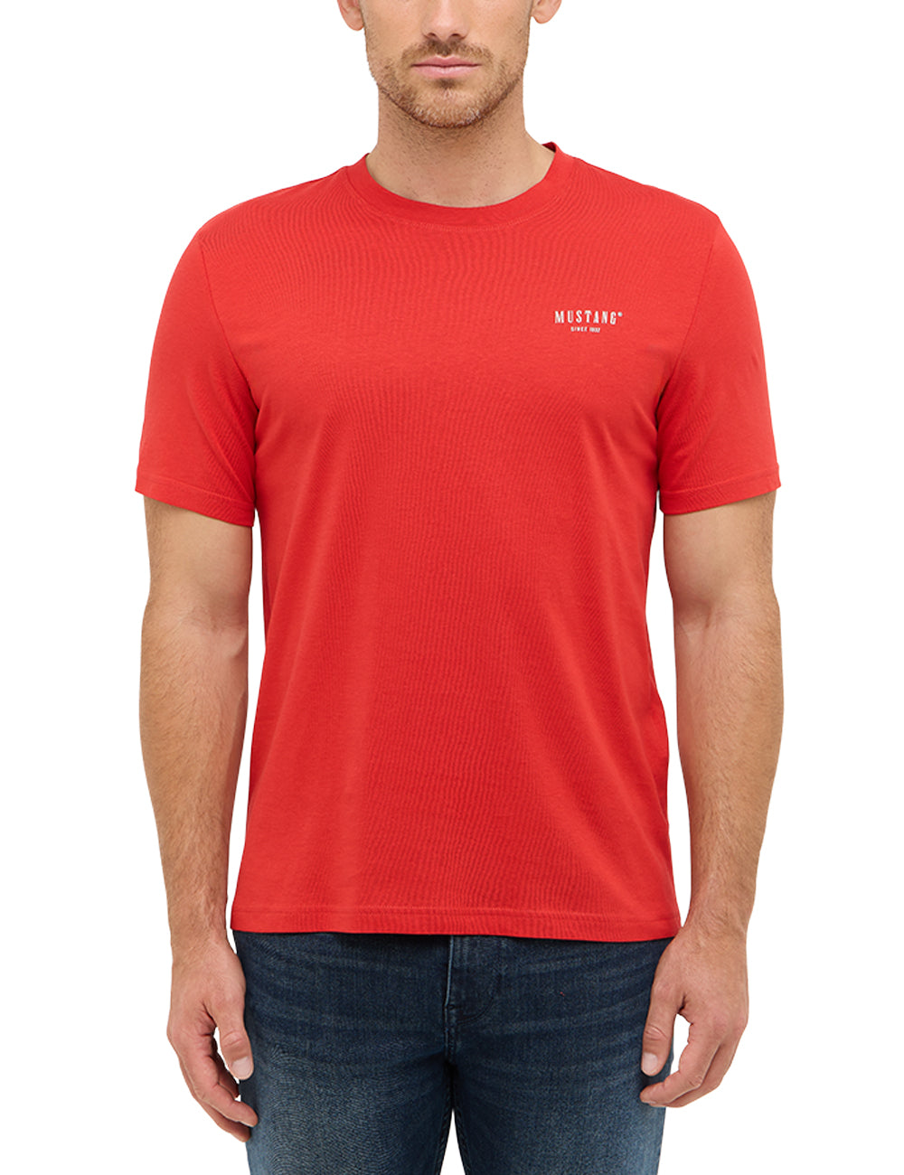 Tricou Austin roșu, față, purtat pe model, logo text mic pe piept