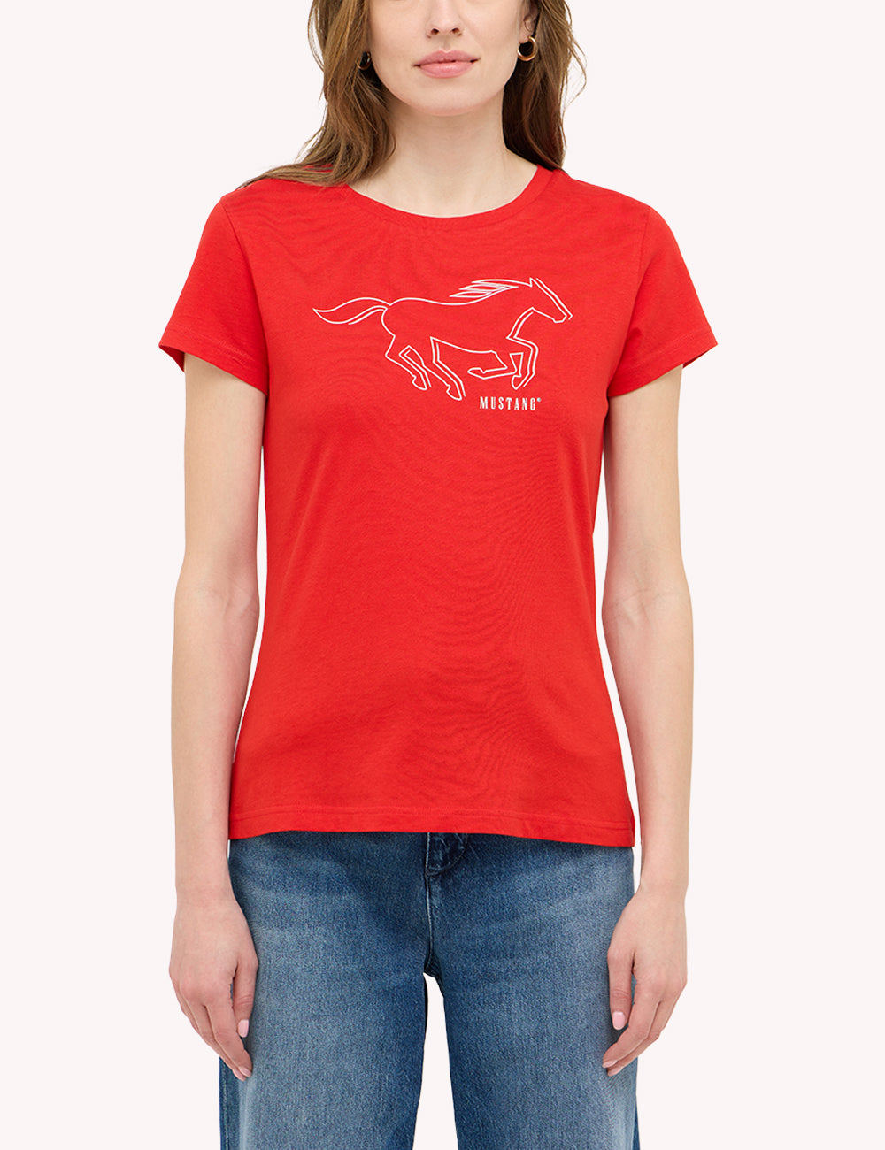 Tricou Slim Loa roșu, față, purtat pe model, imprimeu cu cal în contur alb pe piept