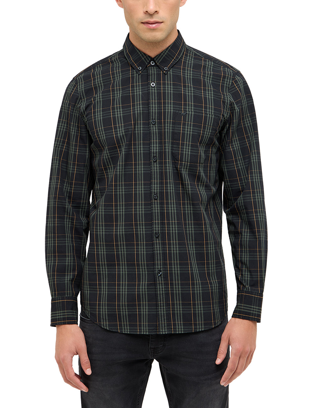 Cămașă Chester carouri tartan verde închis, față, purtată, cu pantaloni negri