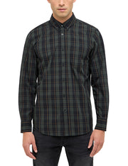Cămașă Chester carouri tartan verde închis, față, purtată, cu pantaloni negri