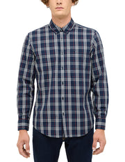 Cămașă Chester carouri tartan bleumarin, față, purtată, cu pantaloni albaștri