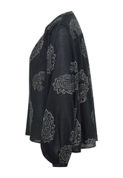 Cămașă Feminine negru, lateral, mânecă bufantă cu manșetă elastică, imprimeu paisley