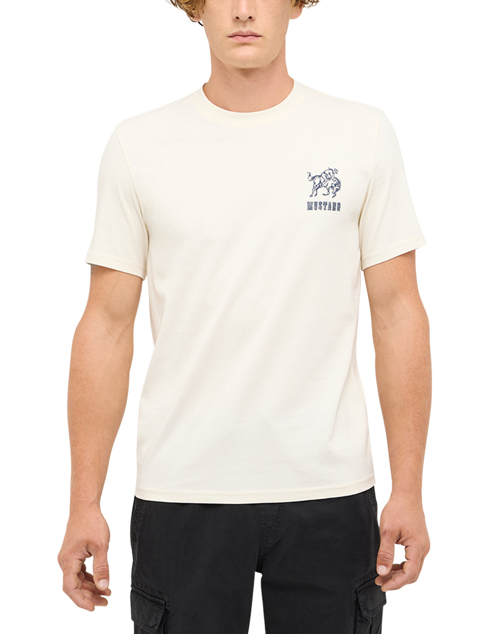 Tricou Austin alb crem, față, purtat de model, logo mic pe piept