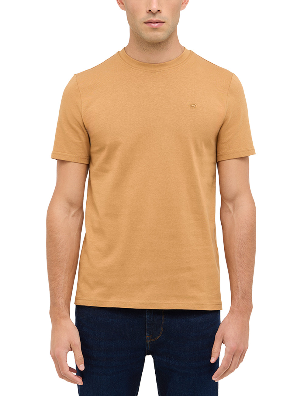 Tricou Austin bej, față, purtat pe model, guler rotund cu logo brodat cu calul pe piept