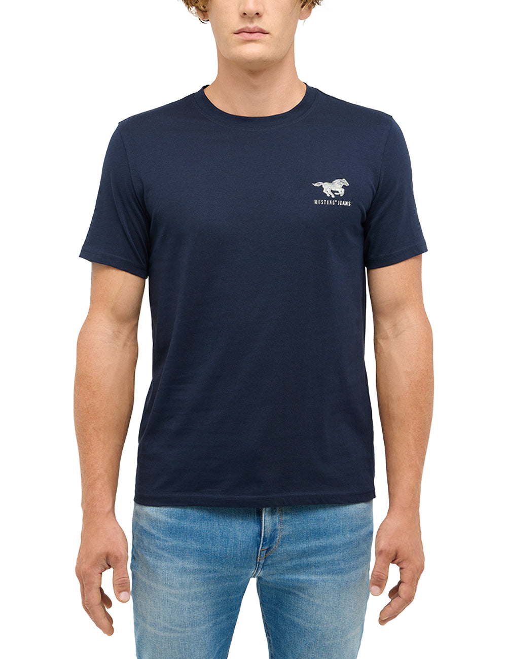 Tricou Austin albastru închis, față, prim-plan cu imprimeu cal în alergare și inscripția Mustang Jeans