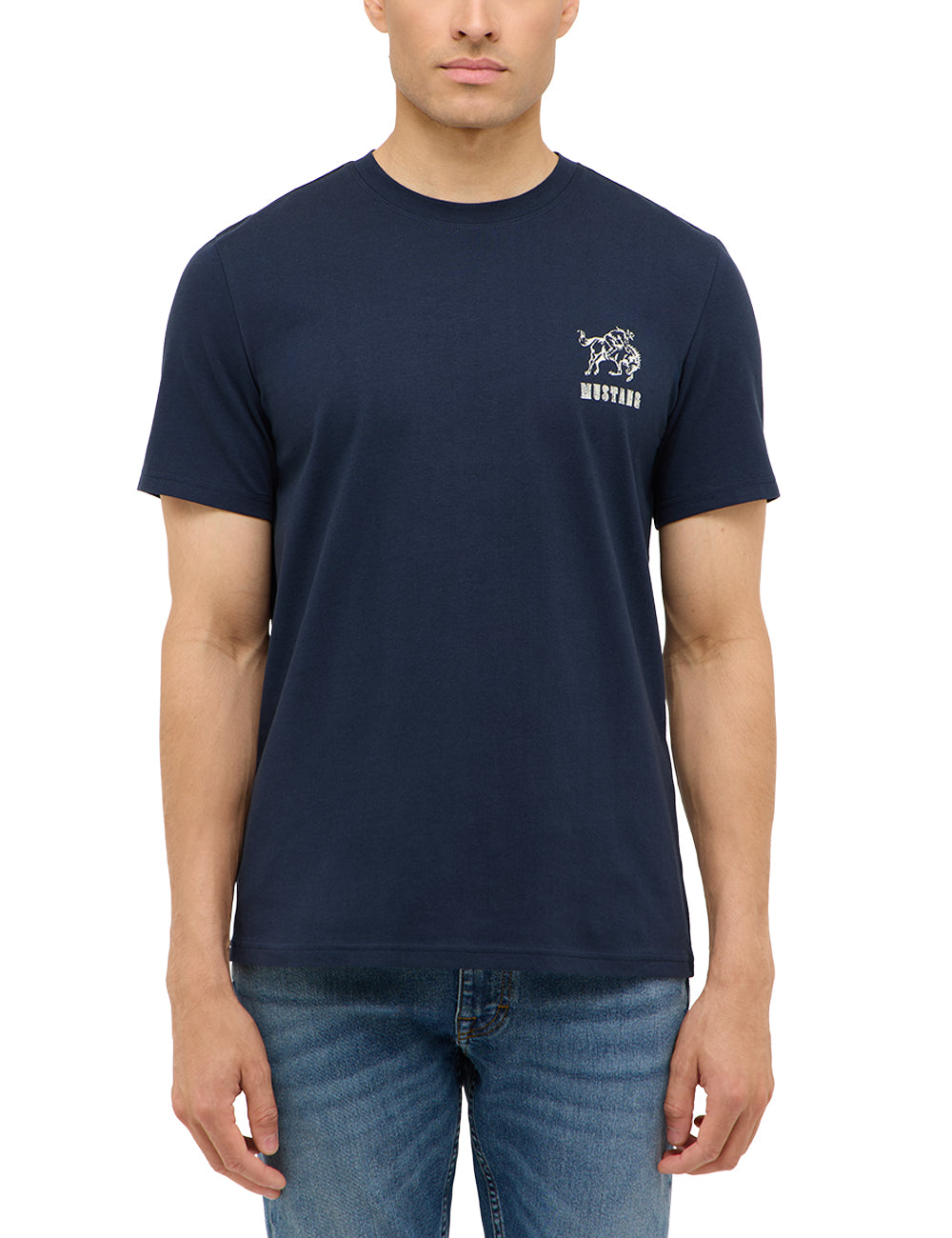 Tricou Austin albastru închis, față, purtat de model, logo mic pe piept