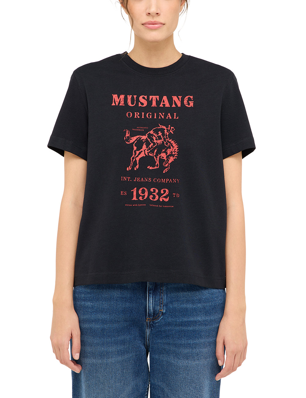 Tricou Relaxed Floris negru, față, purtat pe model, imprimeu „Mustang Original” cu cal și călăreț