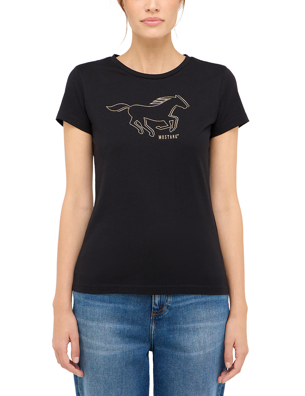 Tricou Loa negru, față, purtat, imprimeu auriu cu cal și inscripția Mustang pe piept