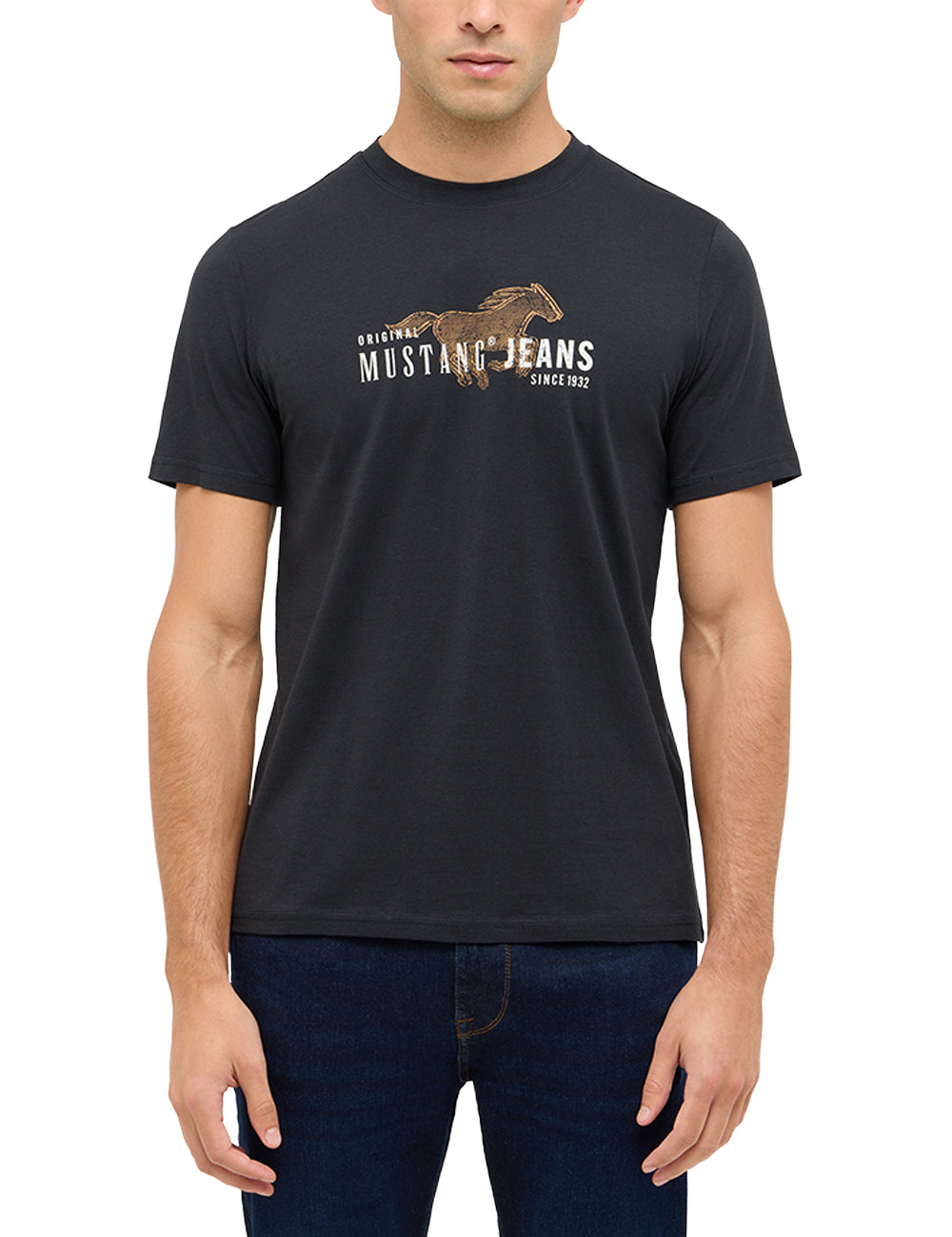 Tricou Austin negru, față, imprimeu cu cal în galop și textul „MUSTANG JEANS” pe piept, plan apropiat