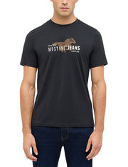 Tricou Austin negru, față, imprimeu cu cal în galop și textul „MUSTANG JEANS” pe piept, plan apropiat