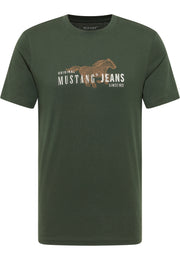 Tricou Austin verde, față, imprimeu cu cal în galop și textul „MUSTANG JEANS” pe piept