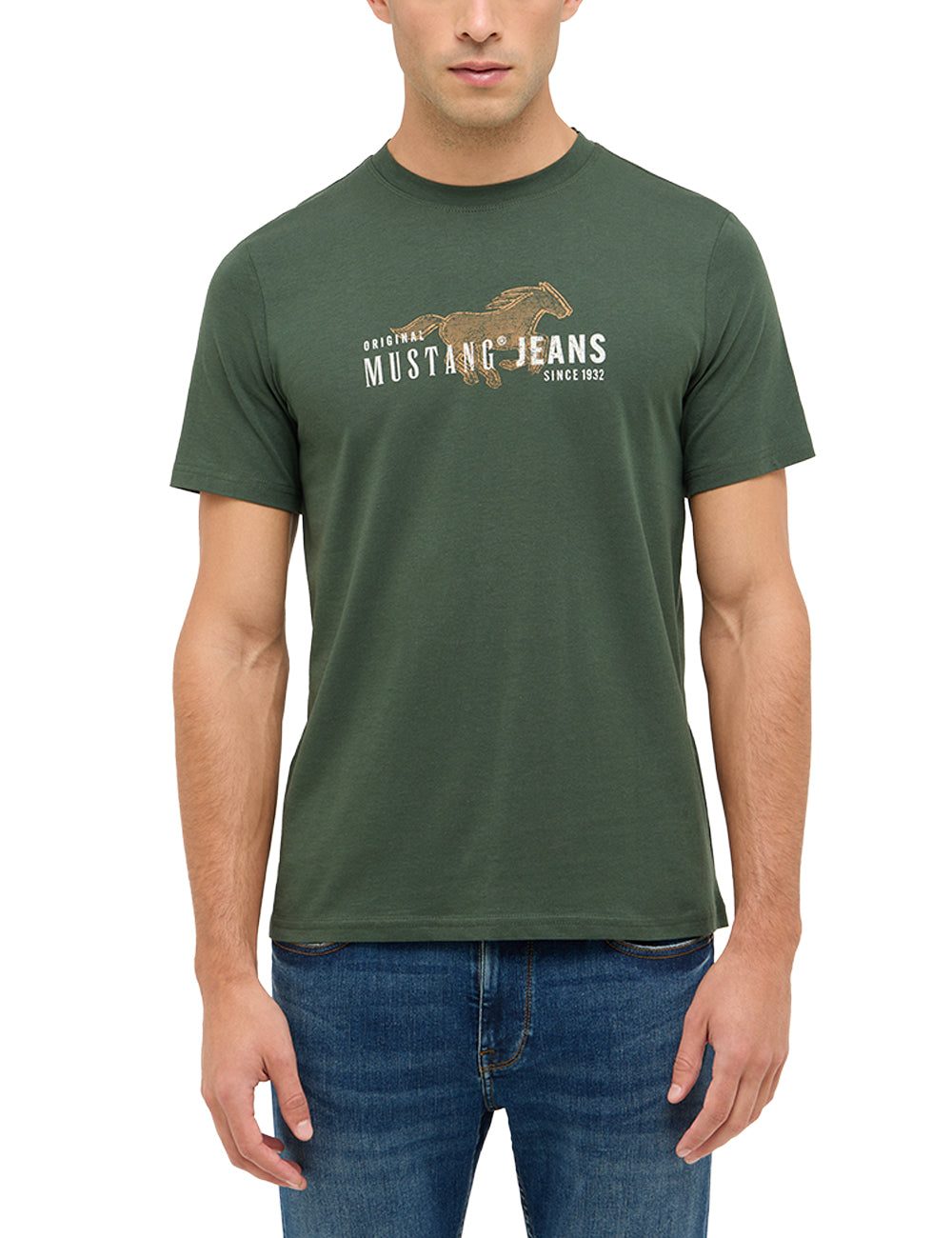 Tricou Austin verde, față, imprimeu cu cal în galop și textul „MUSTANG JEANS” pe piept, plan apropiat