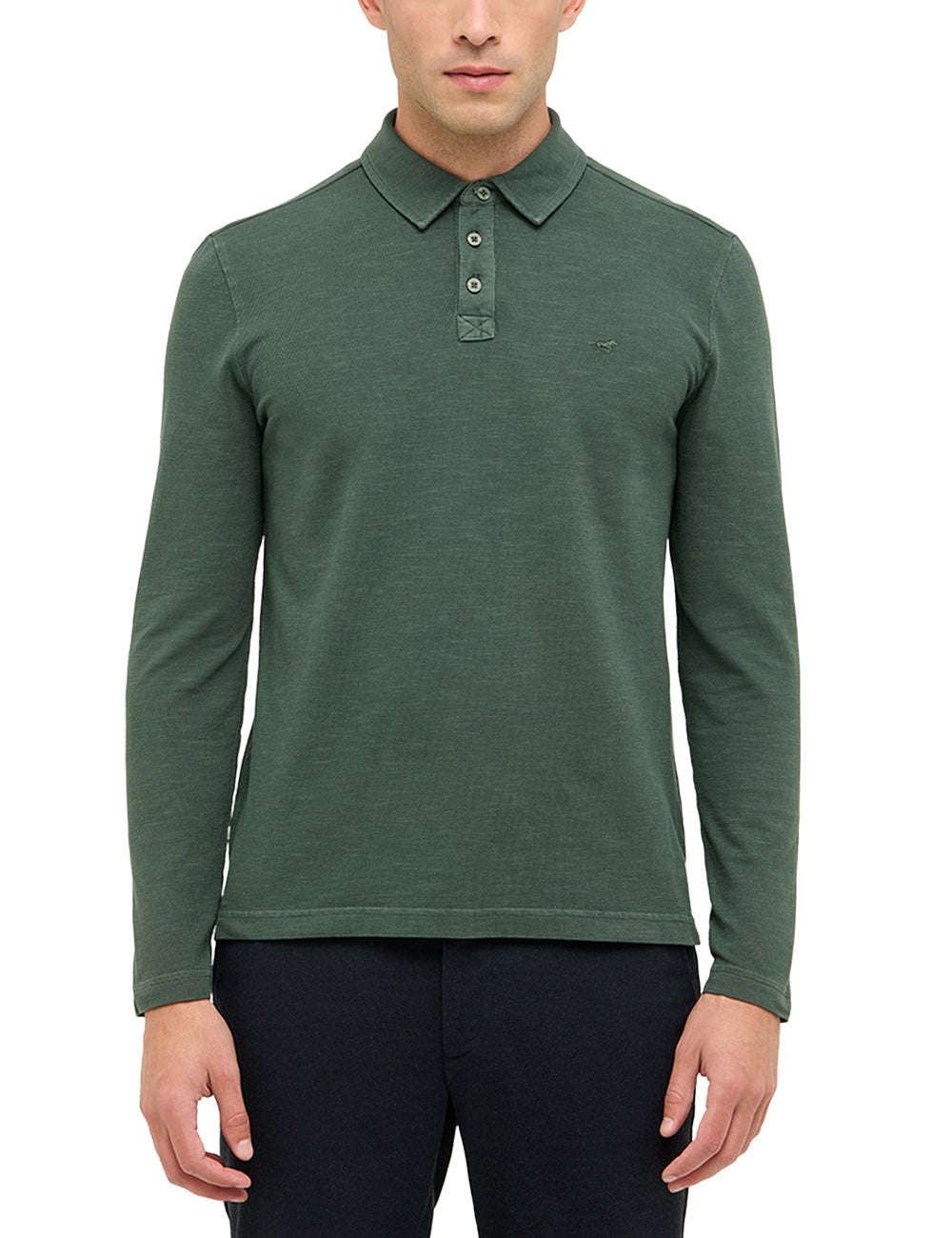 Polo Portis verde melanj, față, purtat cu pantaloni bleumarin, guler cu trei nasturi