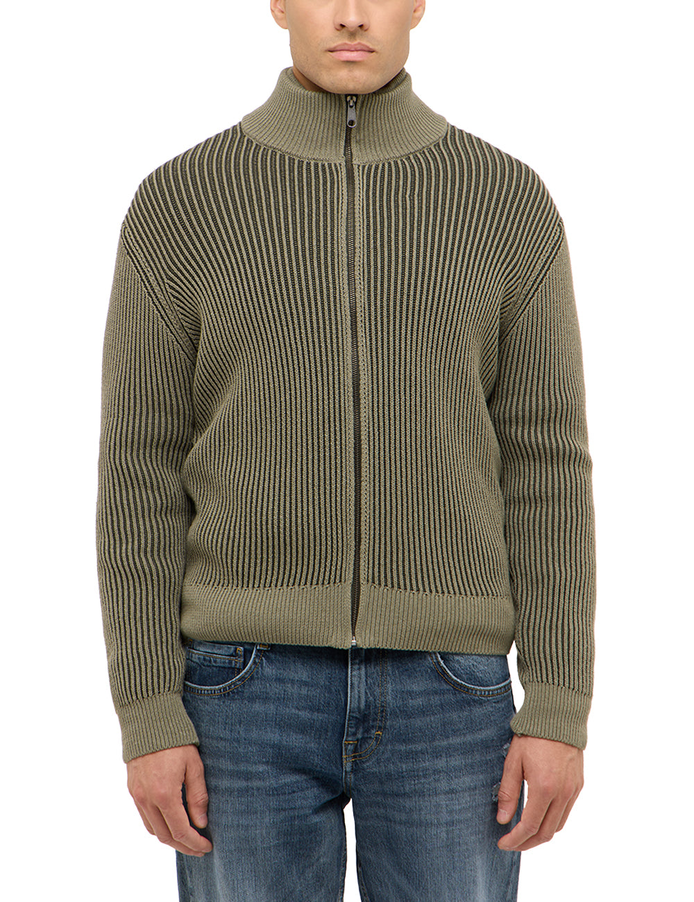 Cardigan Escondido verde, față, purtat pe model, fermoar închis până la guler