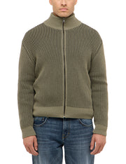 Cardigan Escondido verde, față, purtat pe model, fermoar închis până la guler