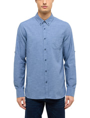 Cămașă Rawlins albastru, față, purtată cu guler button-down și mânecă cu ajustare