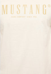Tricou Austin alb crem, detaliu, text imprimeu „Mustang Jeans Company since 1932”