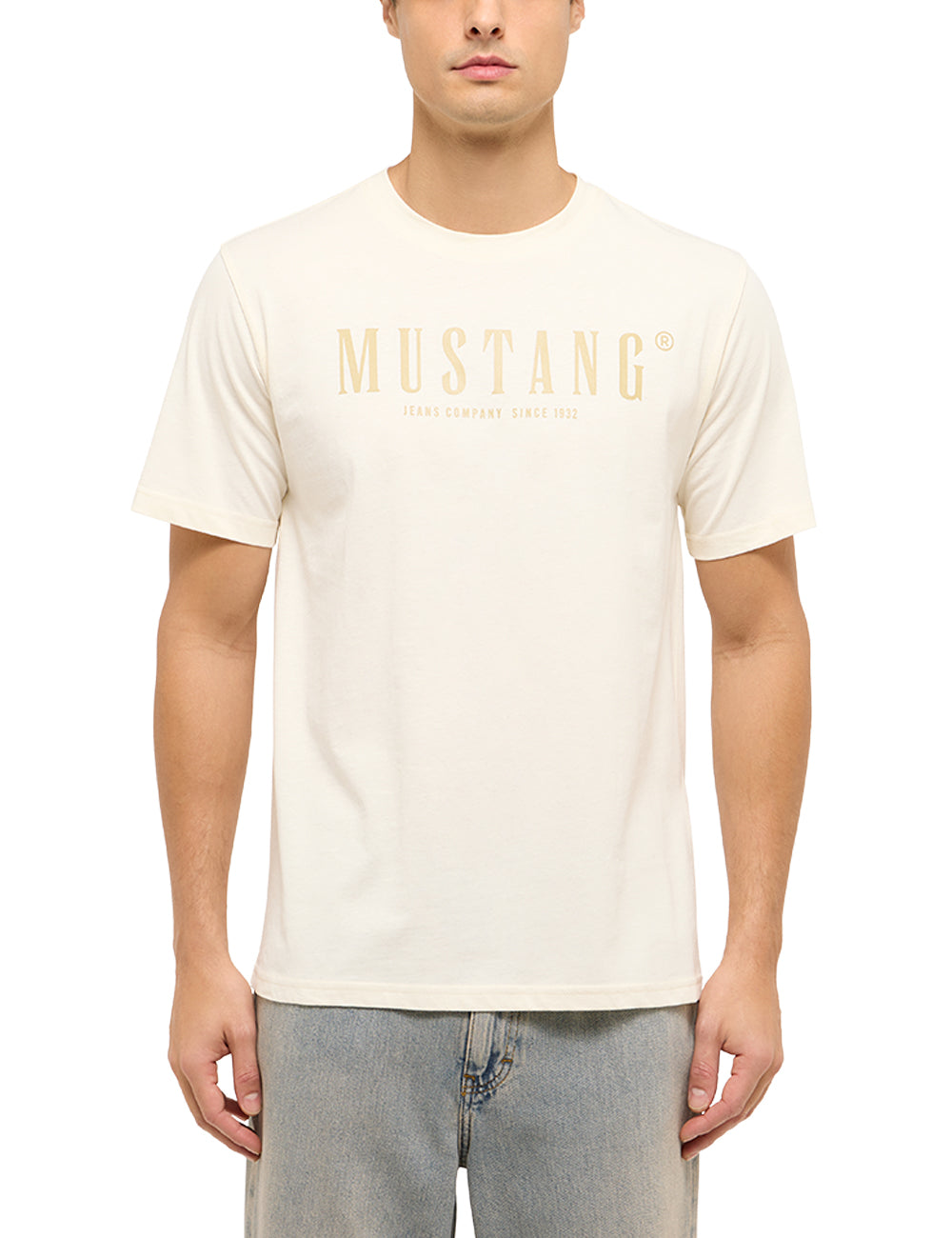 Tricou Austin alb crem, față, purtat pe model, imprimeu mare pe piept