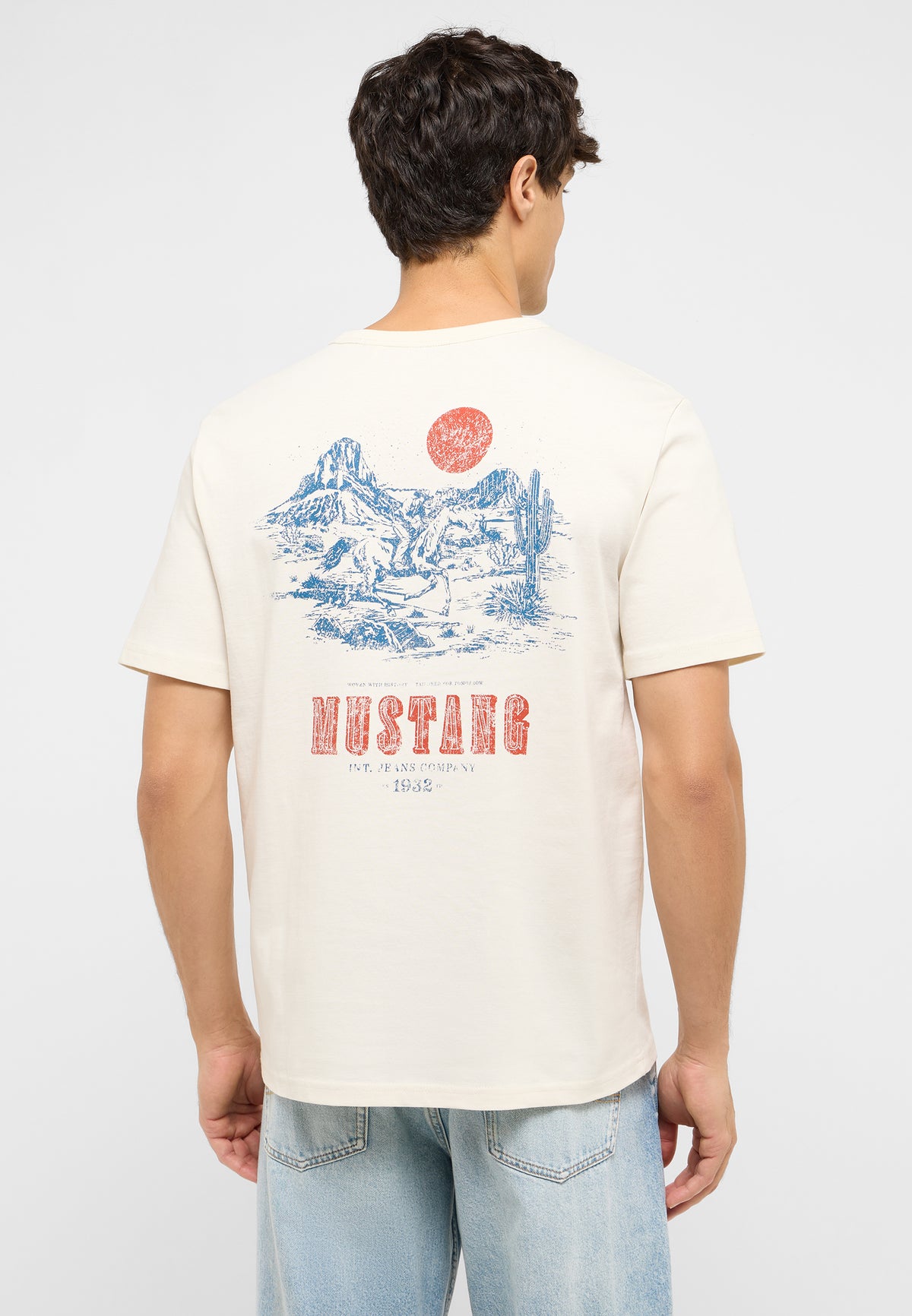 Tricou Austin alb crem, spate, imprimeu mare cu peisaj de deșert, cactuși și soare roșu