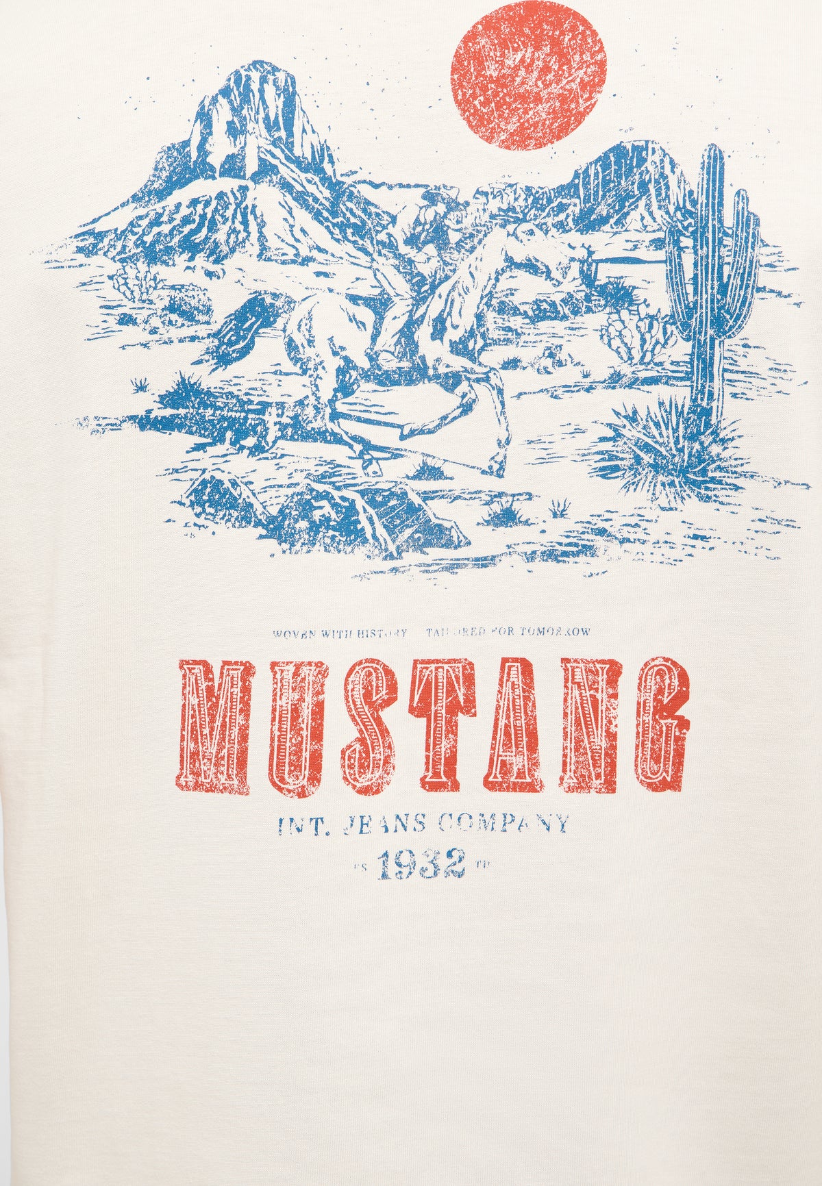 Tricou Austin alb crem, detaliu, imprimeu cu peisaj de deșert, călăreț pe cal și cactuși