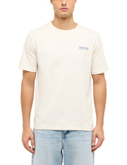 Tricou Austin alb crem, față, purtat de model, logo mic pe piept